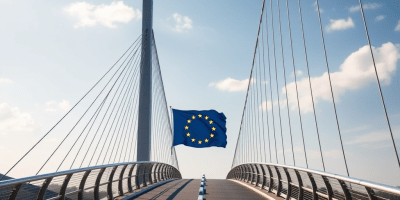 Visual simbolico di Jean-Claude Juncker come nuovo presidente della Commissione europea, in riferimento al programma politico “Un nuovo inizio per l’Europa” 2014–2019.