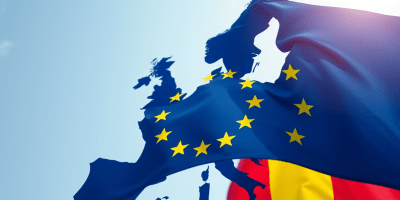 Politica industriale UE 2030: cooperazione tra Francia e Germania con impianti industriali, tecnologie avanzate e bandiere dei due Paesi.