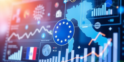 Mappa concettuale dell’Italia con flussi digitali e simboli europei: rappresentazione della distribuzione territoriale dei progetti e delle risorse UE del PNRR “Italia Domani”, tra governance multilivello e attuazione locale.