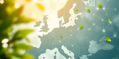 Documenti istituzionali su sfondo tecnico, visual simbolico del rapporto del Parlamento europeo sul futuro della politica di coesione post-2027.
