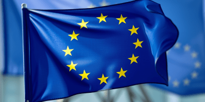 Bandiera europea su sfondo istituzionale, visual simbolico della svolta strategica dell’UE nel settore della difesa e dell’autonomia militare.