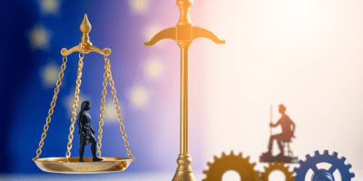 Illustrazione simbolica dell’UE: bandiera europea, bilancia della giustizia e concorrenza nel mercato interno sulle sovvenzioni estere.